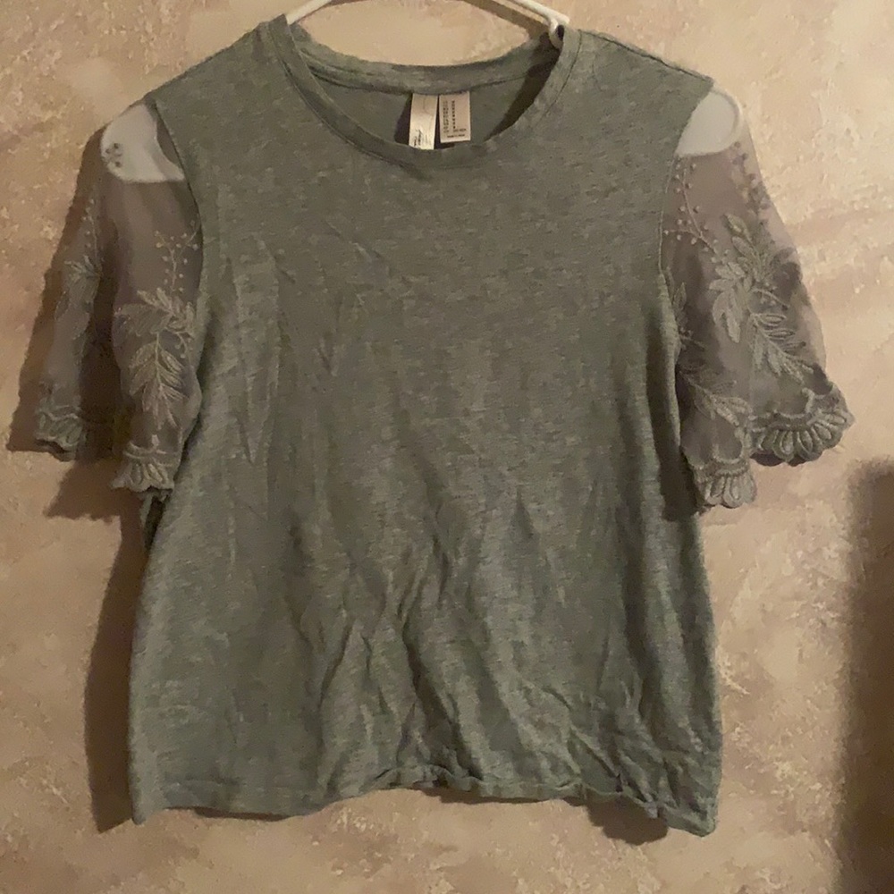 Gray t-shirt with linen sleeves